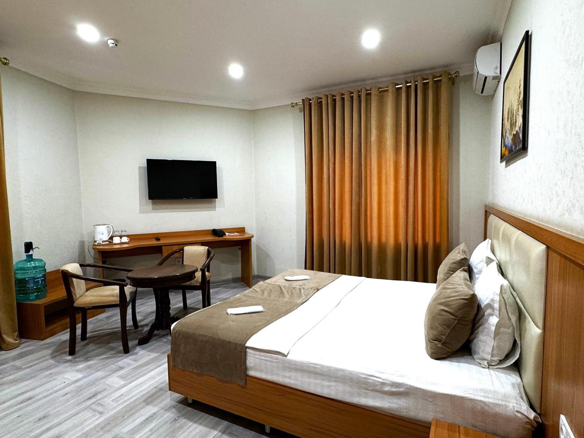 The Moon Tashkent Hotel ภายนอก รูปภาพ